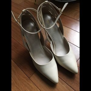 Restricted Leather Ivory Cream Heels Shoes 9